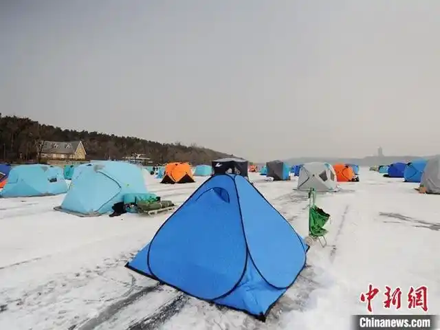 渔友们在冰面上支起用于冰钓的小帐篷 刘栋 摄