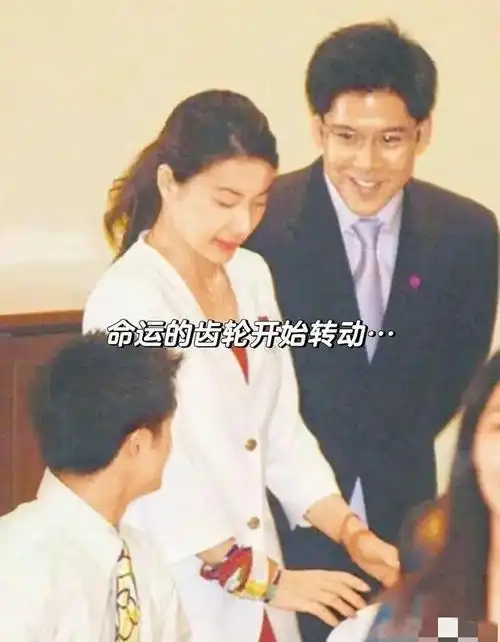 郭晶晶穿绿裙在故宫拍cosmo大片,霍启刚三兄弟同框,他