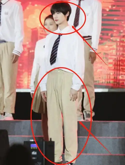 丁程鑫参加成人礼一身白衬衣少年感十足生图下的腿长让人心动