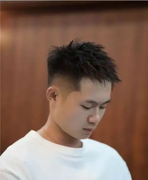 发型款式太单调,其实还真不是,两侧铲短很百变的,前刺头就是其中一种