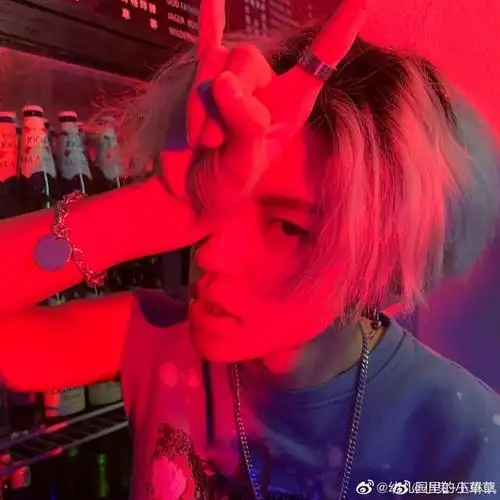 小鬼老师直播科普金属礼 是充满仪式感的热爱摇滚的男孩