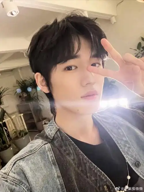 谁教时代少年团这么拍的#大眼侧脸宋亚轩好爱,怎么会有人长的帅还能