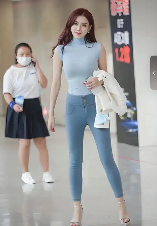 紧身牛仔裤小姐姐,简单穿搭也能让大月牙炸街
