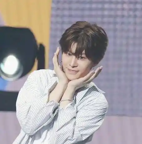 9%男团手势舞秀可爱合辑:范丞丞模仿蔡徐坤,被朱正廷拖走_坤坤_动作