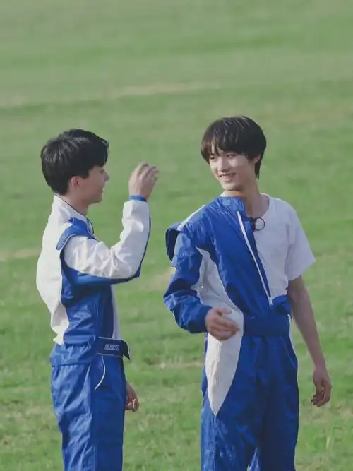 接上篇(私设)马嘉祺和严浩翔把报告单拿回家,开门张真源,陈泗旭和