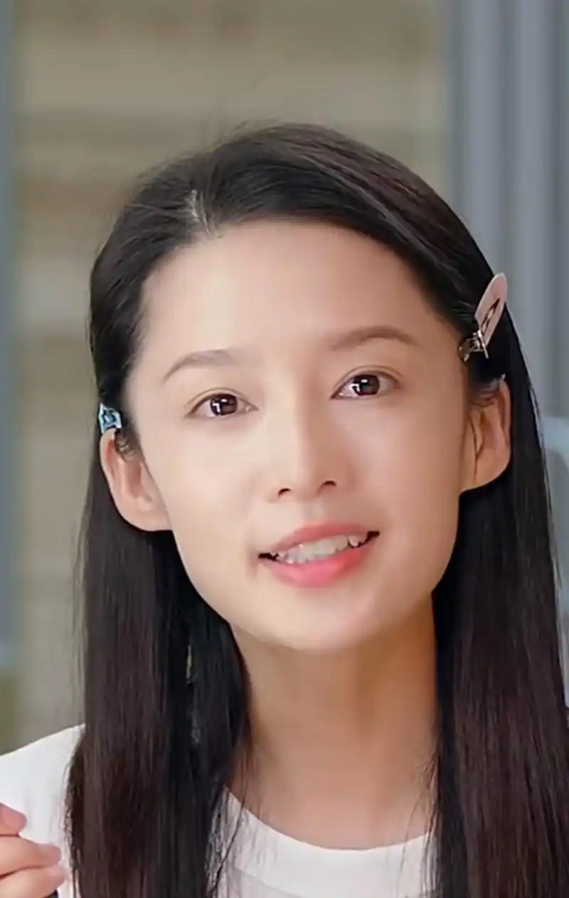 李沁近距离展示自己的颜值,她的双眼皮特别自然,不化妆的时候眼睛也亮