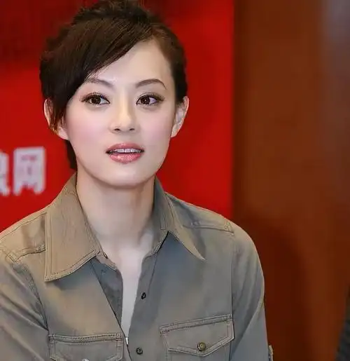 孙俪现身活动,留着长发,网友说颜值回春_腾讯新闻