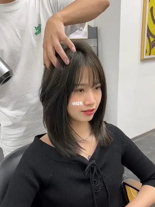 都说好|||这款短发减龄又显气质～修容还减龄发型长度设计在锁骨位置