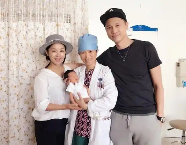 李小萌二胎孕妇写真美翻,比头胎更美,高龄产妇肚大如箩状态超棒