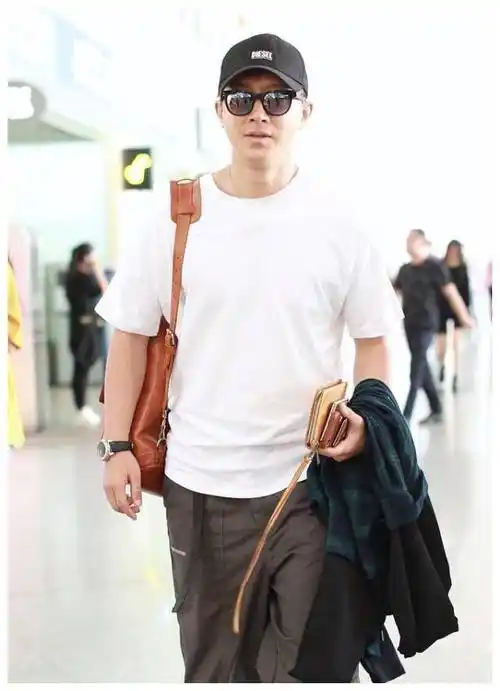 韩庚机场现身走男团风自背大包青春活力但为啥不系鞋带