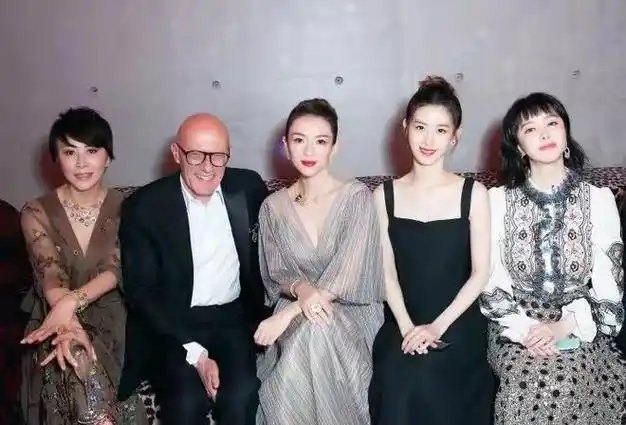 章泽天变化好大穿黑裙与刘嘉玲章子怡亲密合照看着好有贵妇范