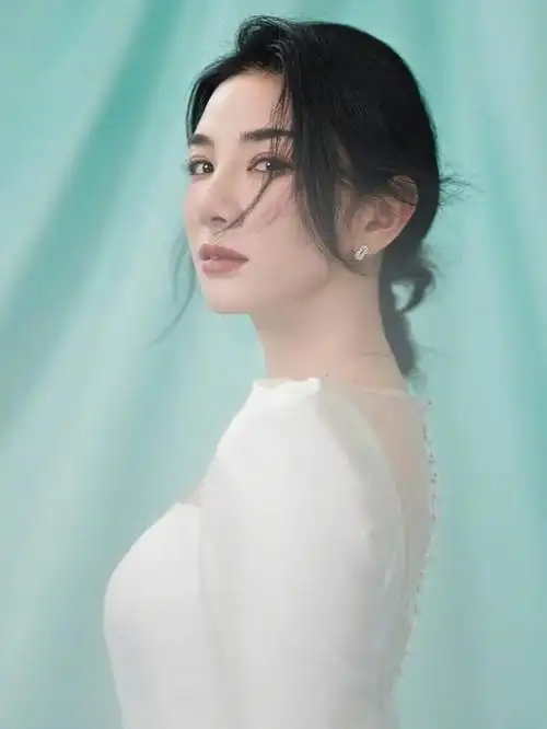 近年来,明星们的身材和形象备受关注,黄奕近日在社交媒体上分享了自己