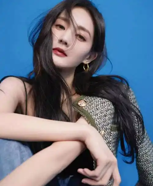 30岁李一桐演技炸裂颜值爆表,吊带搭牛仔裤身材完美红唇娇艳迷人_道路