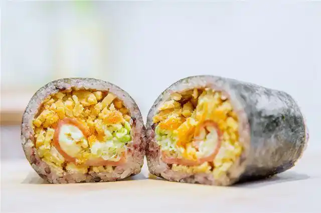 和风火腿蟹柳饭团 -看看这明明白白的切面,就知道用料有多实在,整条