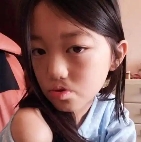 先天性唇裂不足3岁倒背金刚经看甲骨文6岁举办个人画展9岁教网友化妆