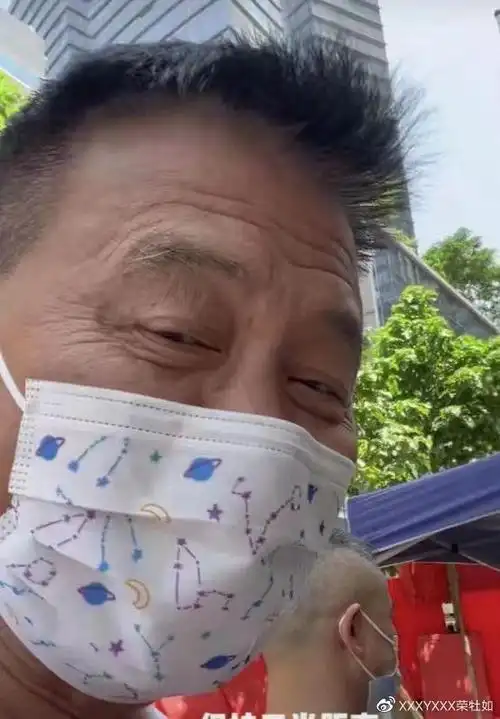 64岁万梓良街头做核酸无人问两鬓斑白面苍老不复当年意气风发