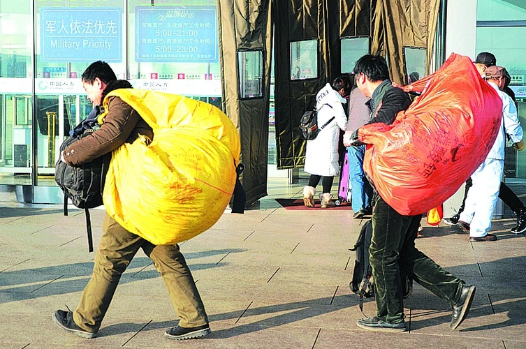 实拍春运中的大包裹装满对回家的渴望图