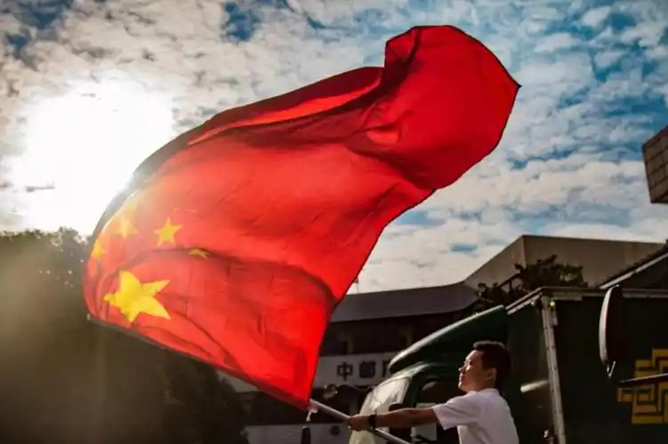 与国旗同框与祖国同心用我的邮政绿守护最美中国红