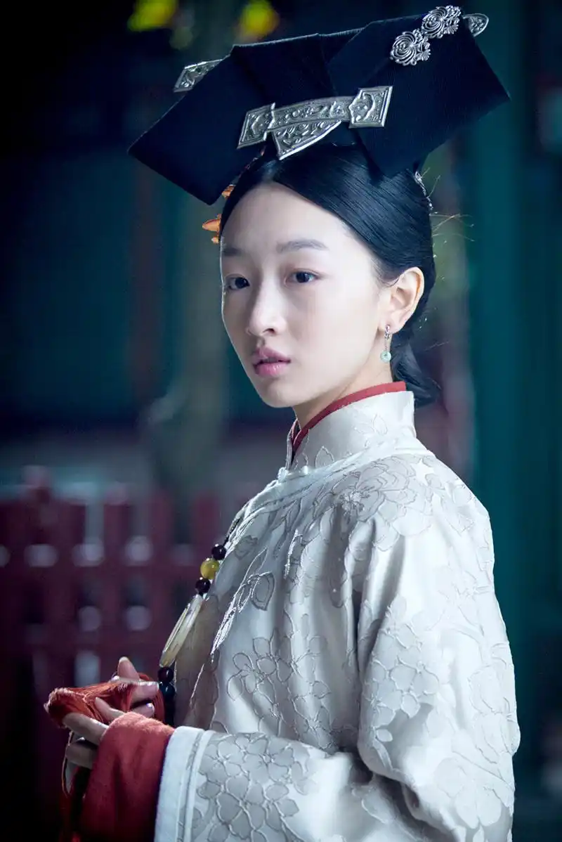 下页 自动播放 下载原图 新浪娱乐讯 周冬雨《宫锁沉香》首次出演古装