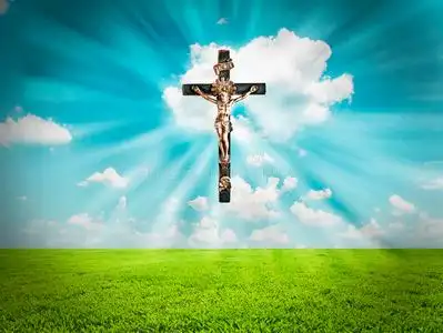 十字架上的耶稣基督在天上发光照片