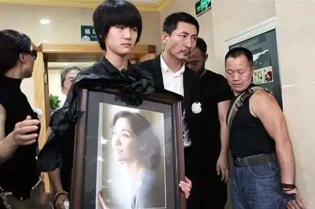 49岁张子健全家照大他4岁三婚富婆妻子不差钱曾抛弃患癌前妻