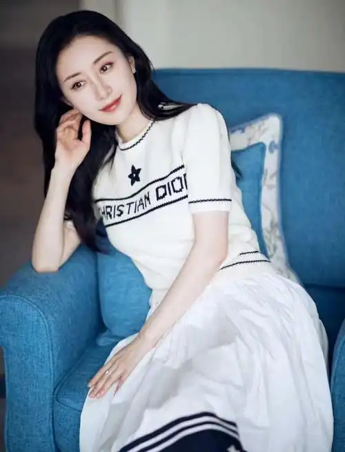 世间最美是舒畅白色套裙简约大方当真温柔了岁月