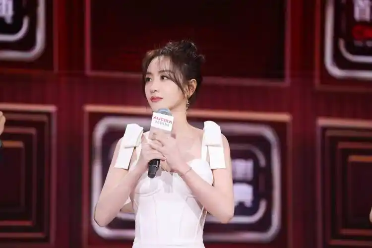 最近在认真营业的杨蓉,服装造型也是一次比一次好看呢,这不,出席中国