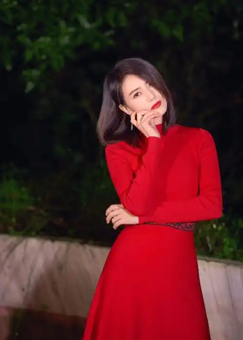 42岁高圆圆穿红色连衣裙春节氛围满满