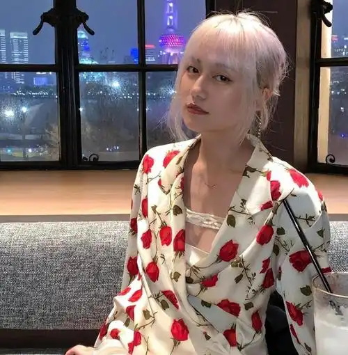 李诞女友黑尾酱晒大尺度性感照,网友:喝多了放飞自我吗?