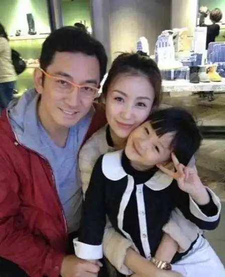 曝吴启华小21岁出轨嫩妻美艳私照(图)