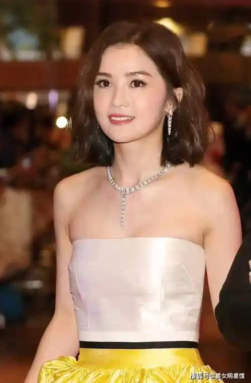 蔡卓妍发行了她的首张个人专辑.