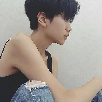 女生留这一款帅气短发还是很不错的,超短设计显得很清爽也很个性,重点