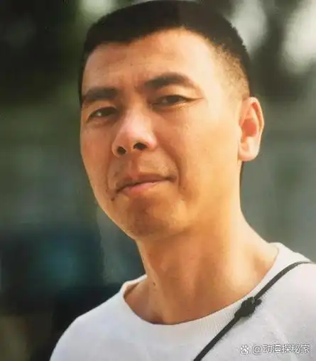 冯巩和冯小刚:多年前的往事 冯小刚和冯巩年龄相仿,两个在创业初期,也