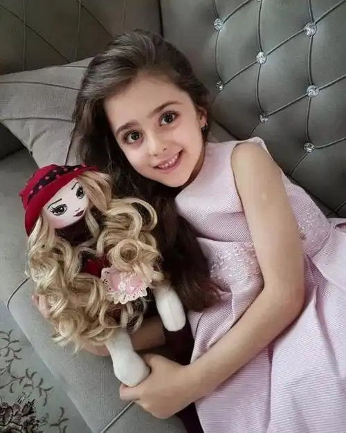 伊朗11岁女孩被称全球最美因太美父亲辞职做贴身保镖网友这就是别人家