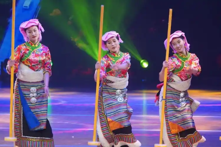 比赛在激情的《打墙舞》中拉开了序幕.