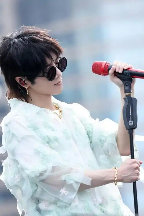 华晨宇说每一次相聚都是最快乐的##华晨宇说最快乐的事是相聚