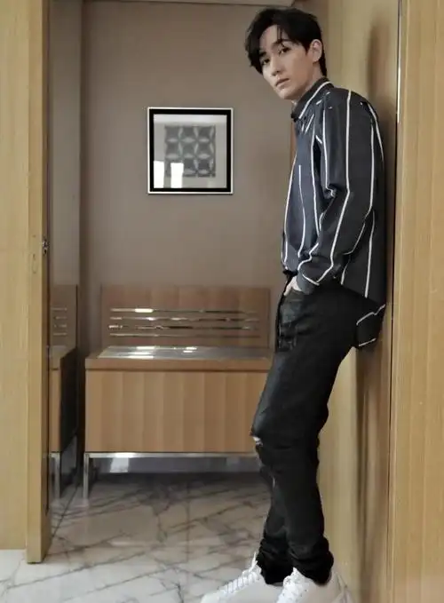 朱一龙解锁新穿搭西装里面空悠悠下半身只搭了这么一件