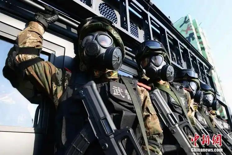 现场直击:武警特战队员全副武装实战演练【4】--图说中国--人民网