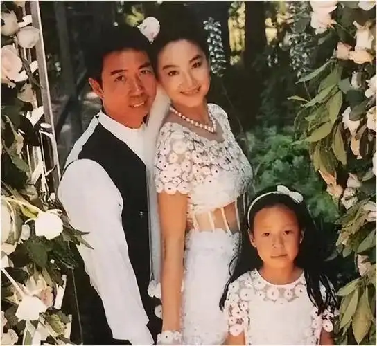 03尽管秦汉三代同堂,但他一直是单身,相比之下,林青霞已经有了幸福的