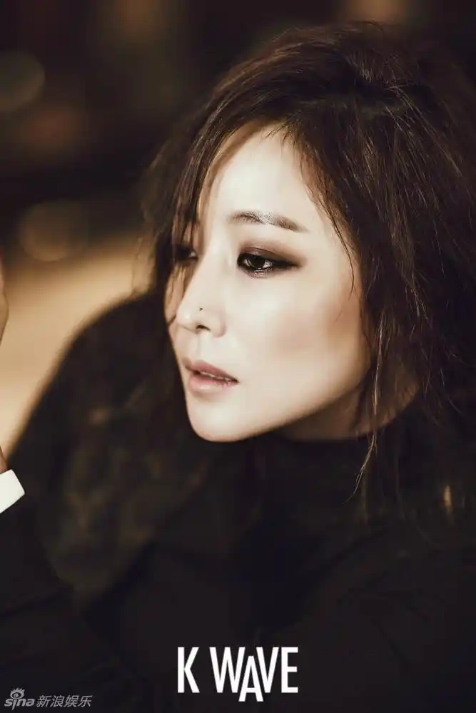 【2014.10.28】【明星】金喜善写真 轻卧床头鼻尖痣性感