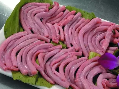 猪鞭③华西小学正对面的那家熊在烤肉,鼻筋烤的脆,吃几次都不会腻.