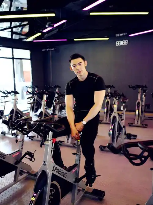 skymuto超修身紧身弹力运动健身房圆领半袖短袖t恤速干健身衣服男