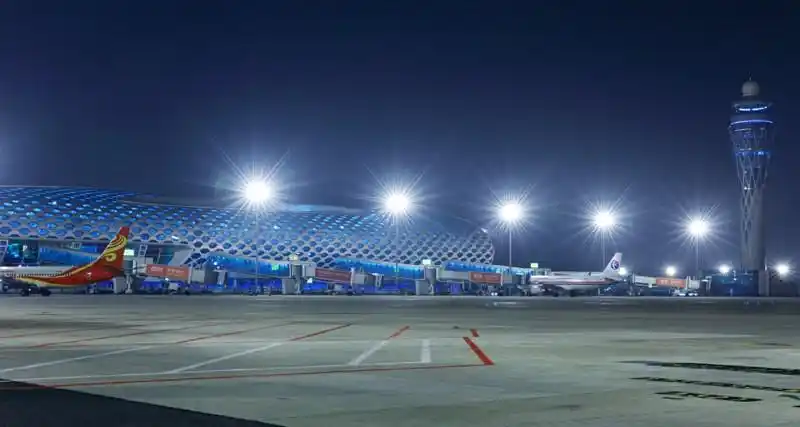 111紧张有序的深圳机场新航站楼和塔台合影.