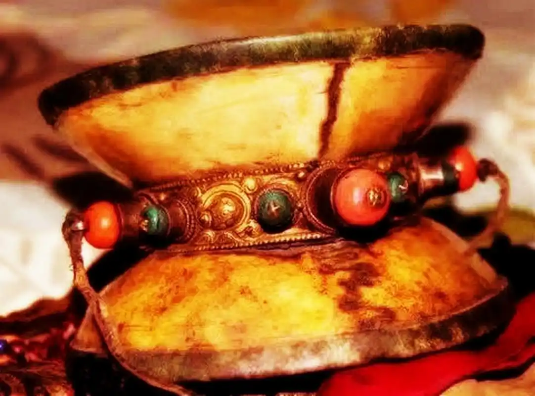 布达拉宫法器"阿姐鼓" 孔鼓制作:割掉农奴女婴的耳聋舌.