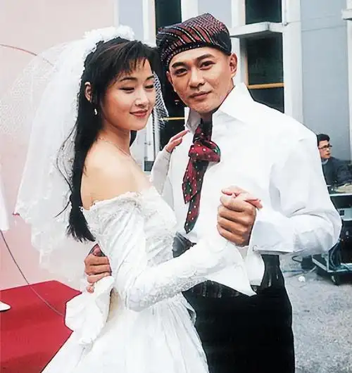 旧情复燃之后两人再也不顾及外界的言论,很快办理了结婚手续,麦洁文