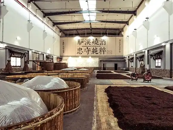 驴溪酒厂酿酒车间清晰写着"忠守纯粹"几个大字 重庆江小白品牌管理