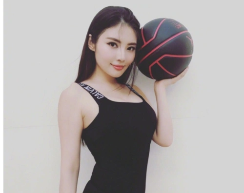 徐冬冬穿球衣展示傲人身材准备与林书豪比拼球技