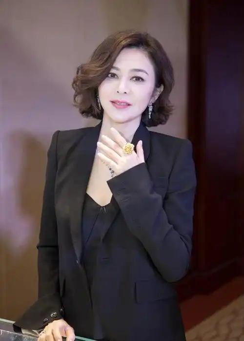 关之琳越老越时髦穿黑白水墨印花裙亮相身材和气质都太靓