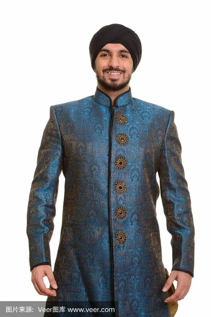 年轻快乐的印度锡克教男子穿着传统服装