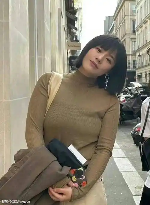 马思纯乘坐地铁引热议,笑容灿烂没架子,和普通人一样挤座位_明星动态